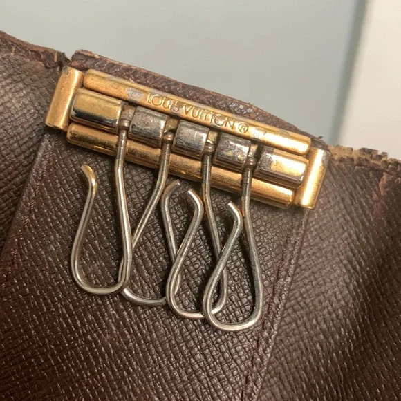 1999 authentic Louis Vuitton 4-ring key holder